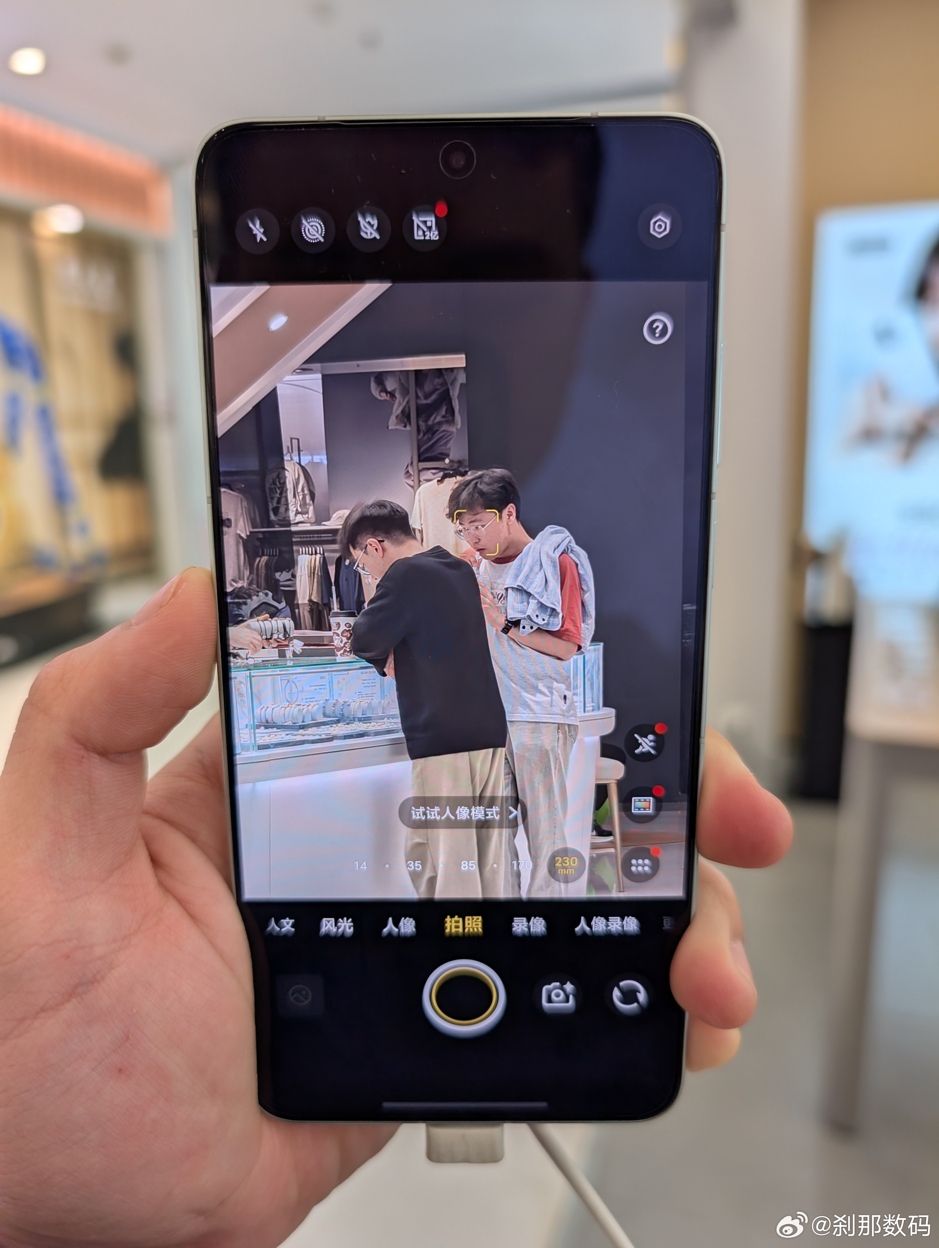 线下摸了摸vivoX300Ultra，刹那第一感对这台机器的评价是：“重”