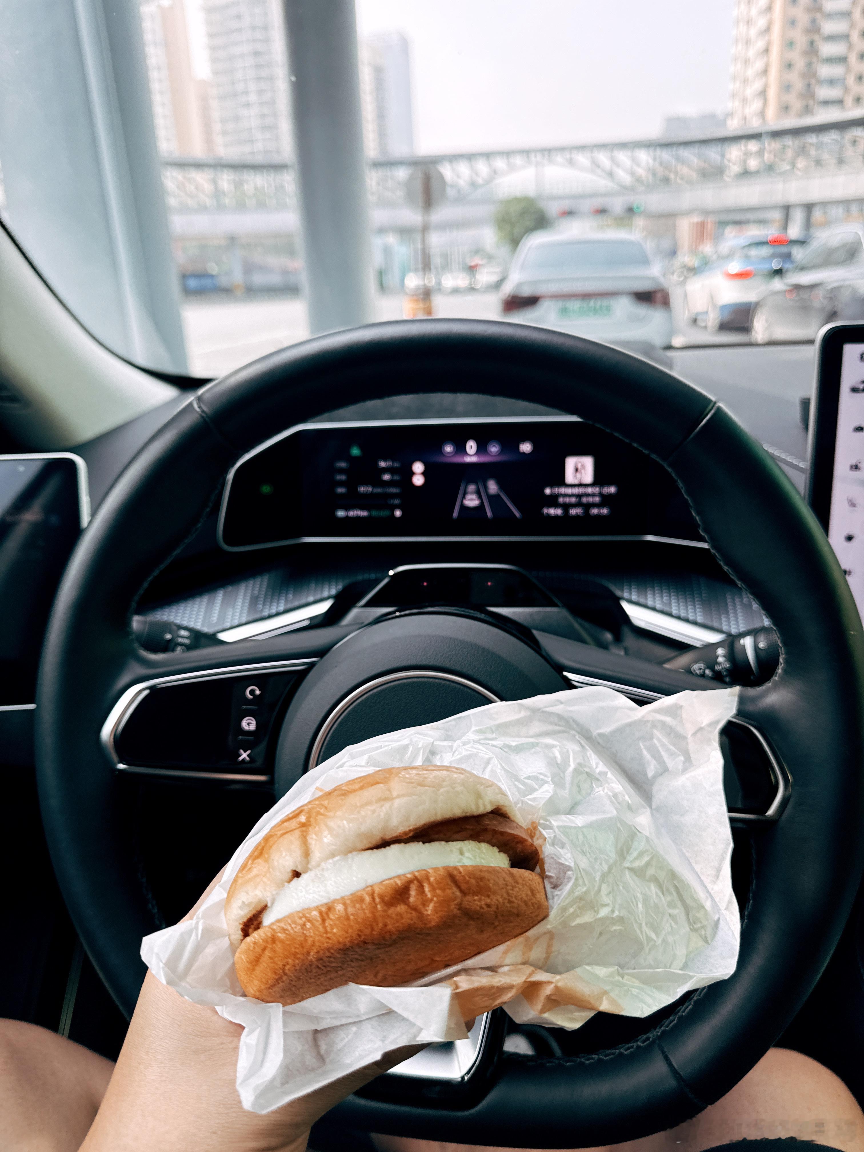 今天已经吃了两顿麦当劳了也不是多爱吃在工作密集要赶场的时候麦当劳确实是几乎首选