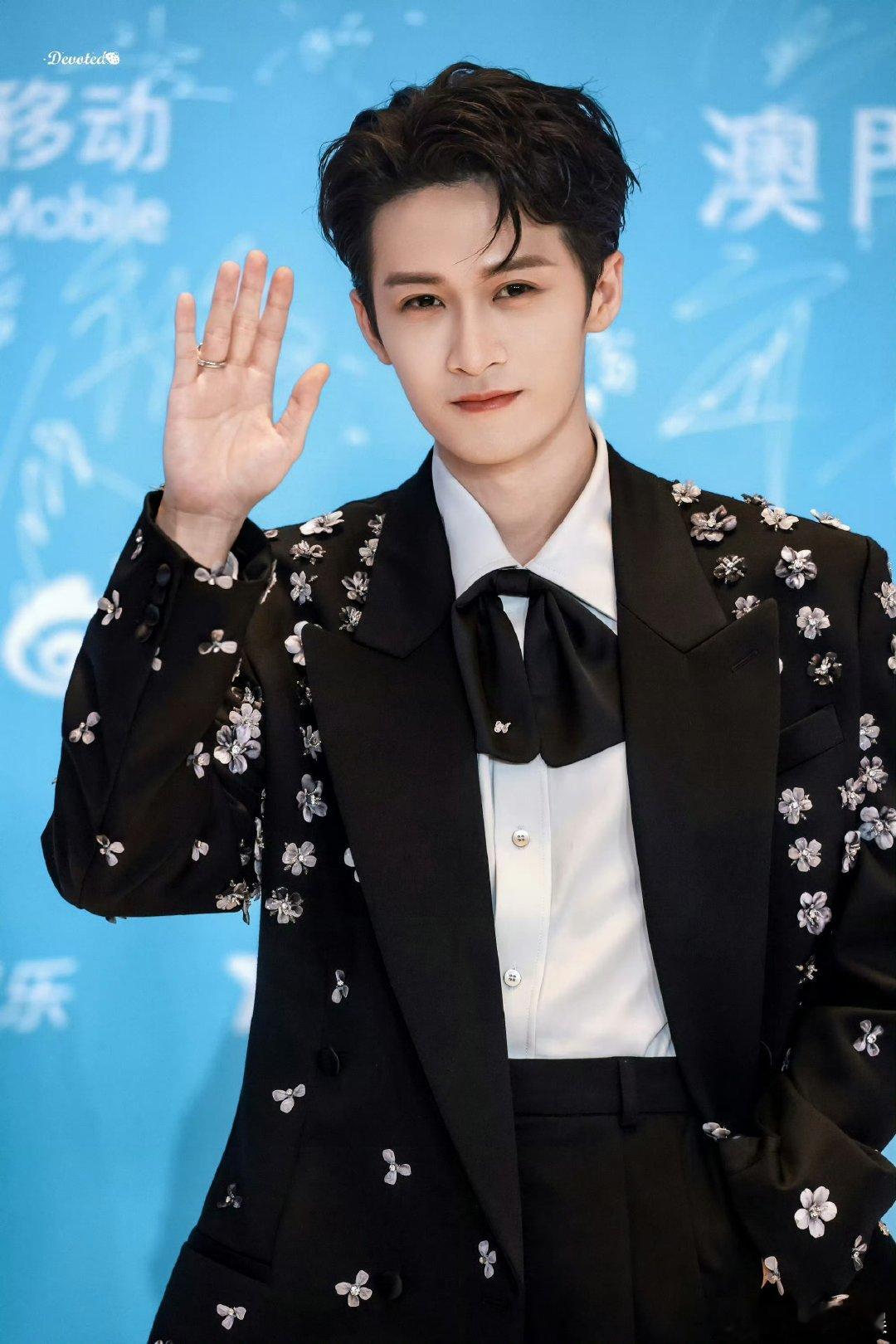 不信檀健次只吃一口蛋挞尖叫之夜内场檀健次就是理想网络男友！事事报备有分寸，句句有