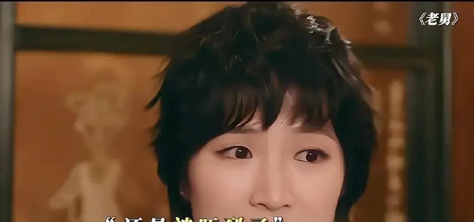 姚安娜90秒愣神封神！80万现金前的尴尬笑，炸3亿播放还被北电写进教案