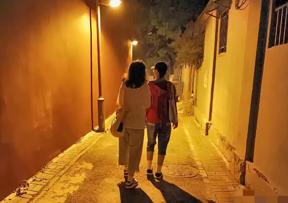 我妈是真懂人情世故！我妈每月退休金5500元，小区里有人问她退休金多少？她说每