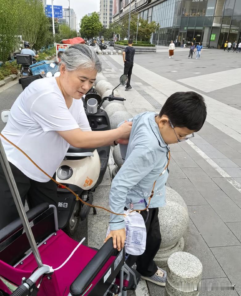 男童县医院做微创手术被切6个器官，如今只能靠注射静脉营养续命，母亲一夜白头奔走两