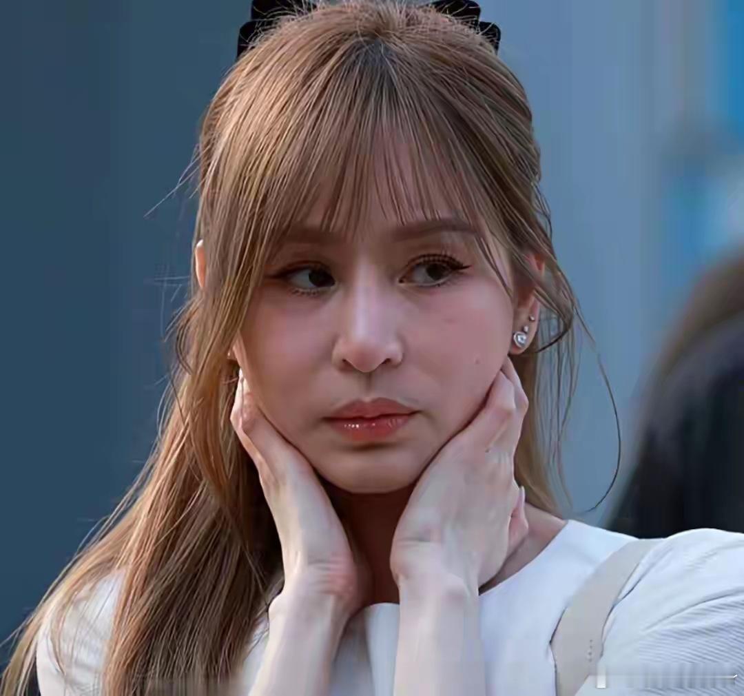 王心凌虽被称作冻龄女神，却终究难抵岁月的痕迹。她的身材依旧保持得如同18岁少女般