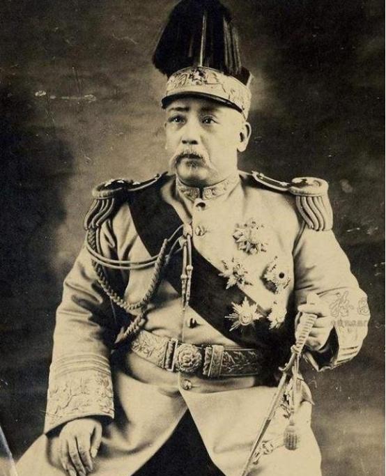 1915年，袁世凯正试穿龙袍，大姨太噗嗤一声笑了，袁世凯问：“笑什么？你还想当皇