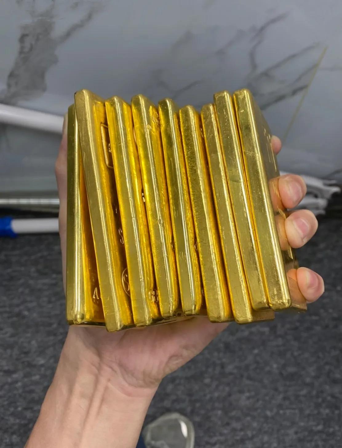 干黄金回收这行两年，见了太多人低价抛金后拍大腿，今天掏心窝子劝一句：要是你手