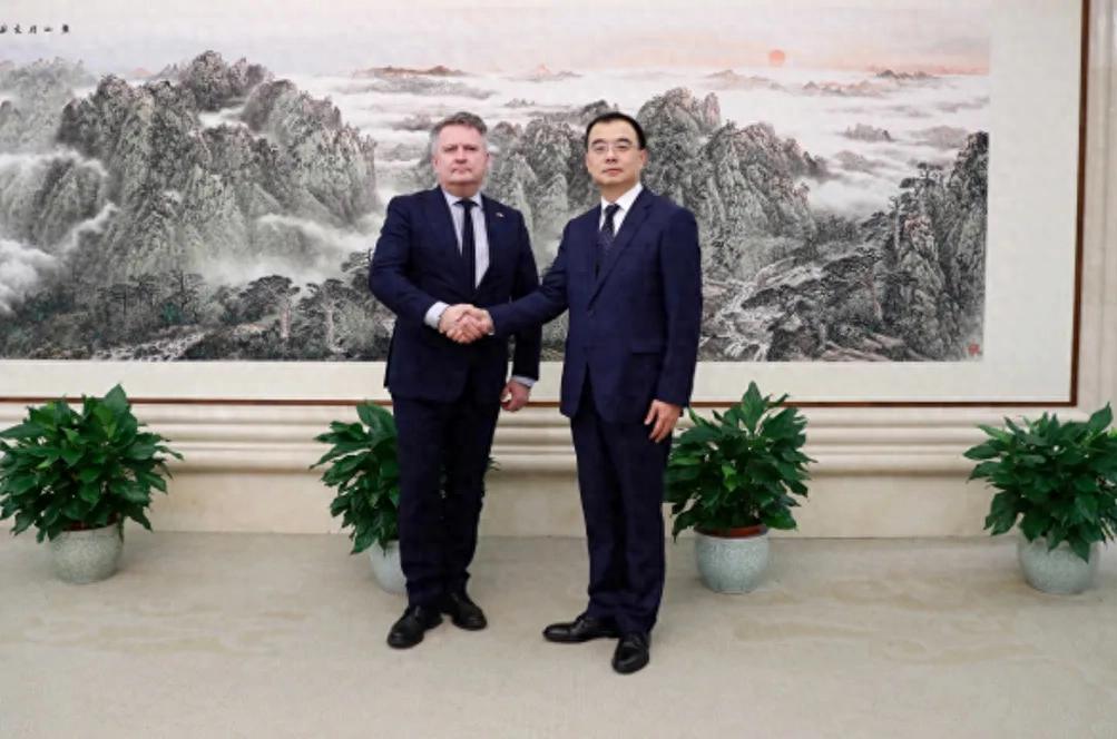 乌克兰派人访华，一开口不提俄乌，反倒说了我们最在意的事按常理说，现在俄乌冲突