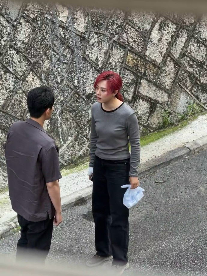 来看娱乐孙俪演戏把血管气爆了前一晚投入演绎激动的戏份后，孙俪眼部出现了小状况，