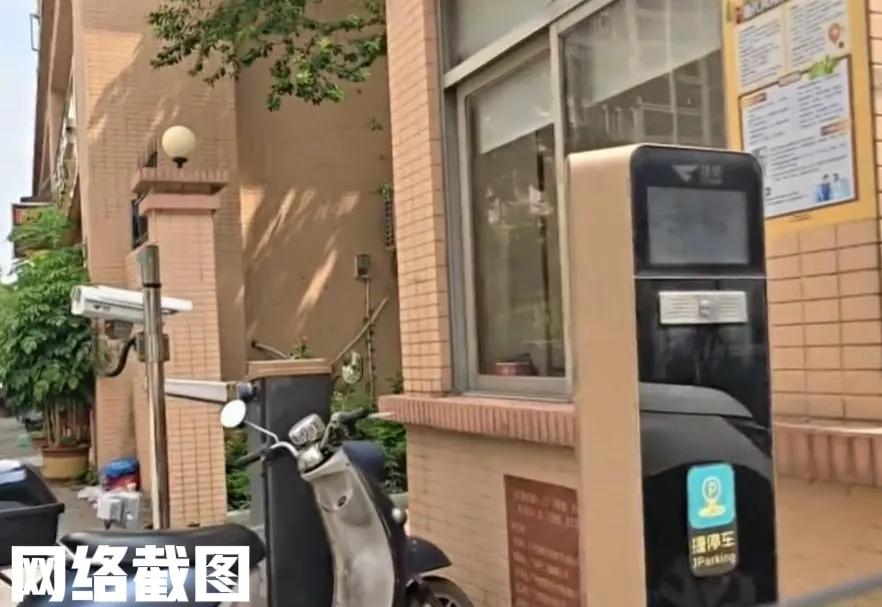 广东广州有一男子回家。突听到有广播像在对他说，他欠物业费两万余元，这把男子听