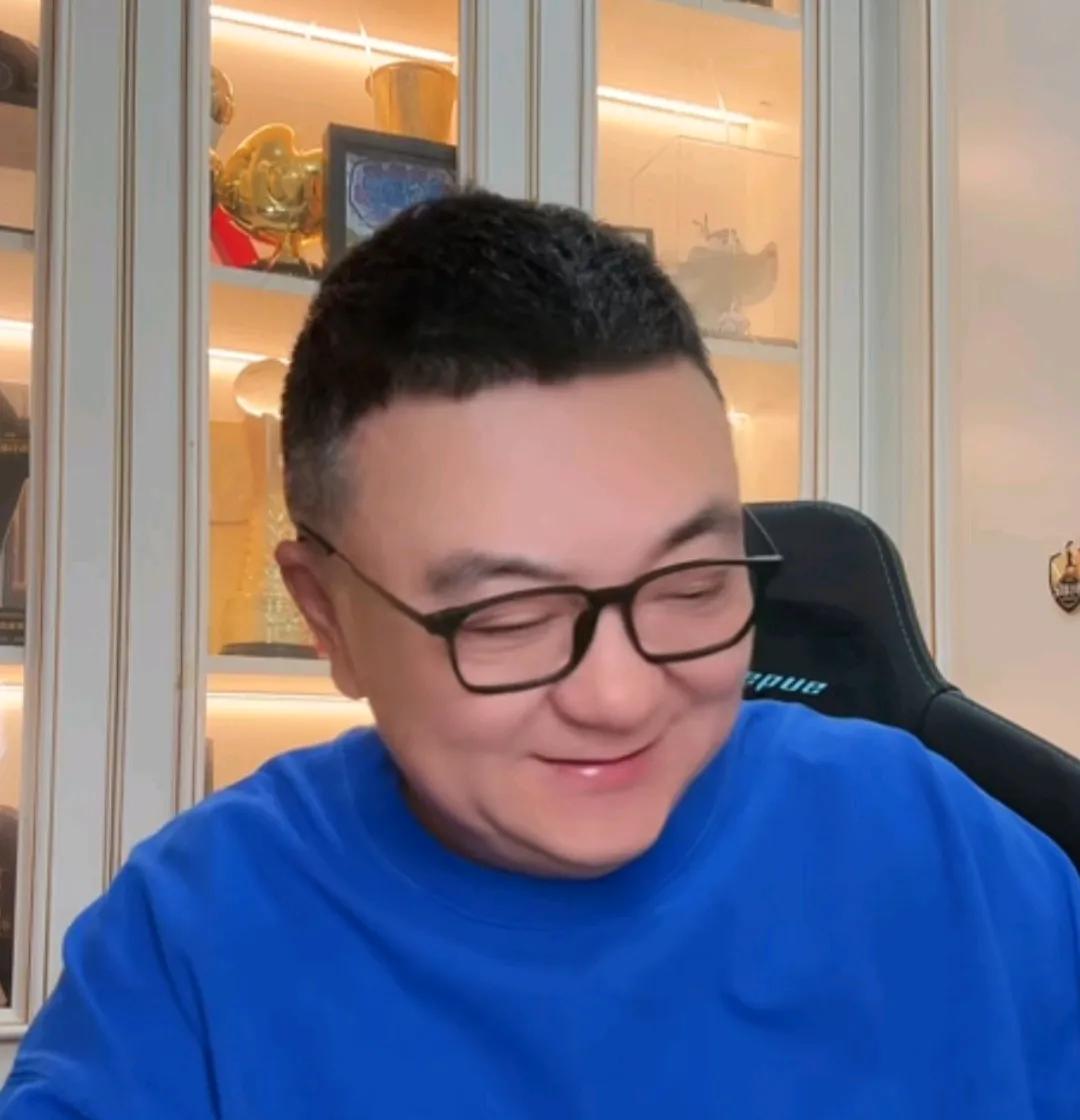 董路表示，他有一个问题非常纳闷。他表示，在国内这些所谓专业的足球人，教了这么多