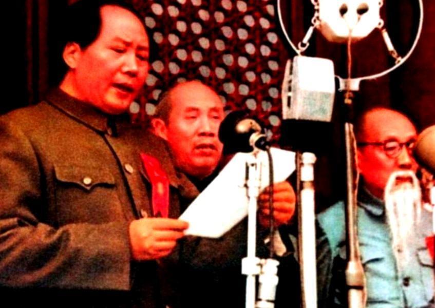1949年，在开国大典的庄严时刻，40名巾帼英雄悄然潜伏于天安门城楼之上，就连军