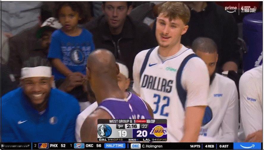 笑嘻了！詹姆斯和欧文热聊，独行侠替补席乐不可支，只有拉塞尔一脸严肃。拉塞尔被