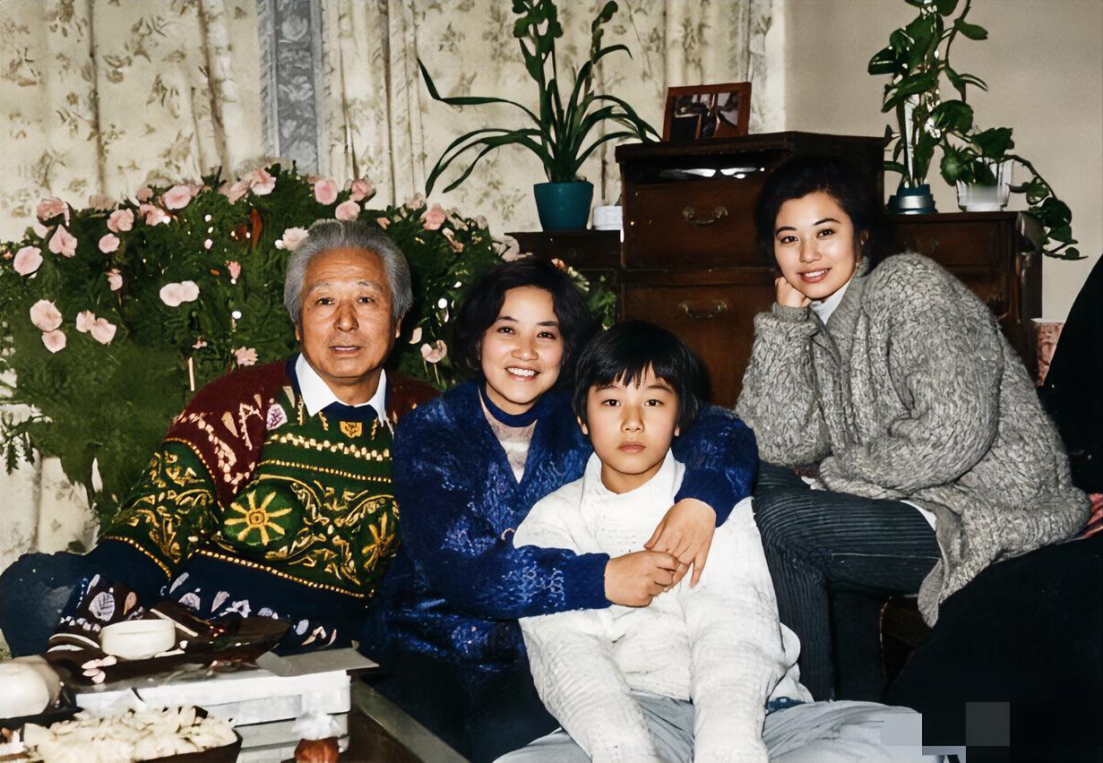 当年，演员祝希娟的全家福。1964年，她与初恋侯烽民在上海结婚，当时她26岁，
