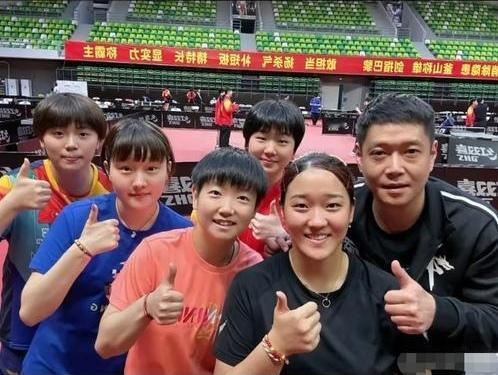 ''邱门''小组霸气点赞照：邱贻可疏眉朗目，英武帅气；孙颖莎凤眼如虹，笑容如璐；