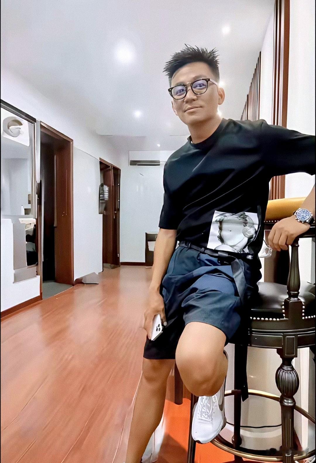 王宝强其实是个很聪明的人。并不是电视里演的傻傻的人。