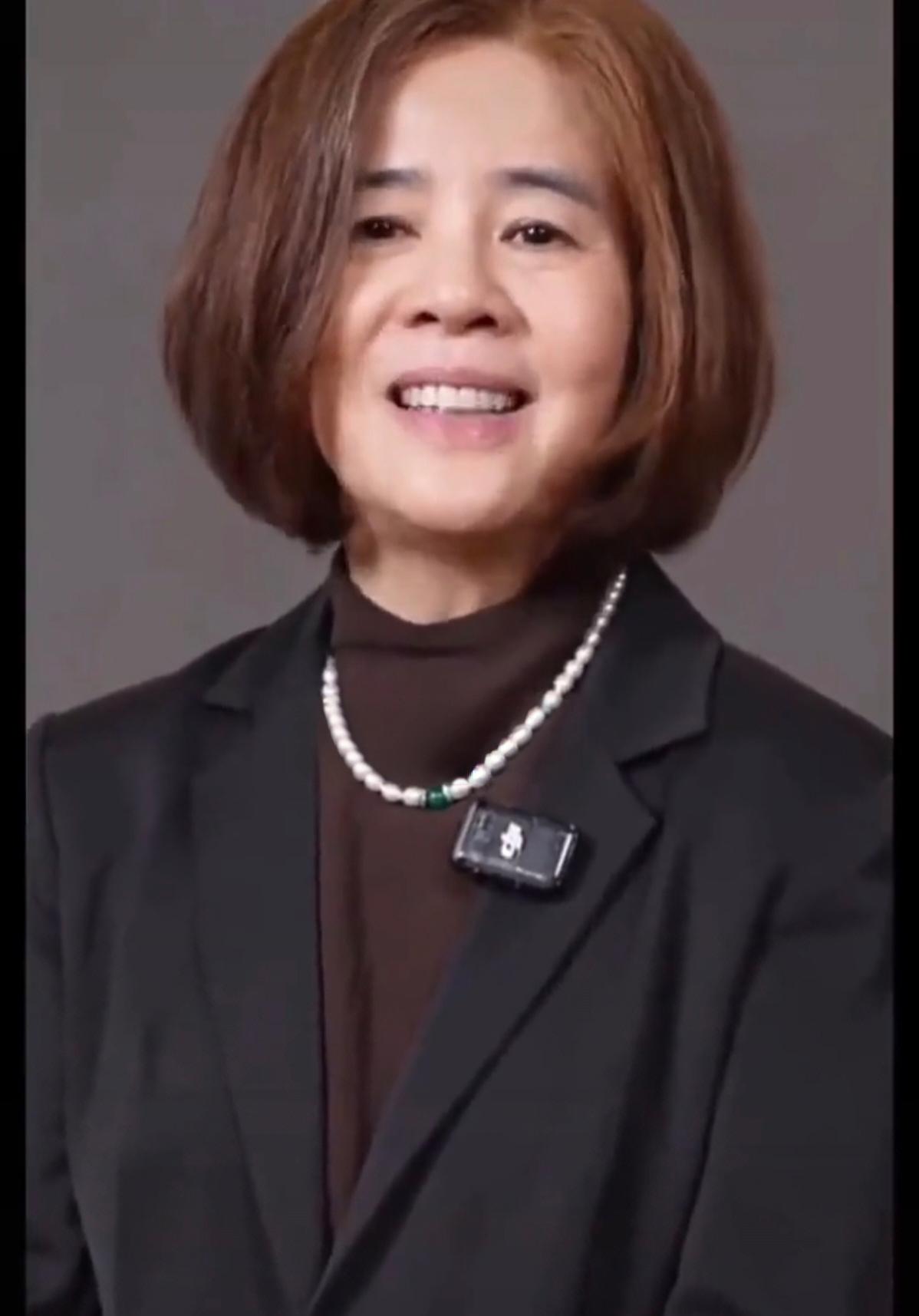 这大概就是金龟子不留长发的原因吧！金龟子一把岁数了，成天顶着一个锅盖头招摇过