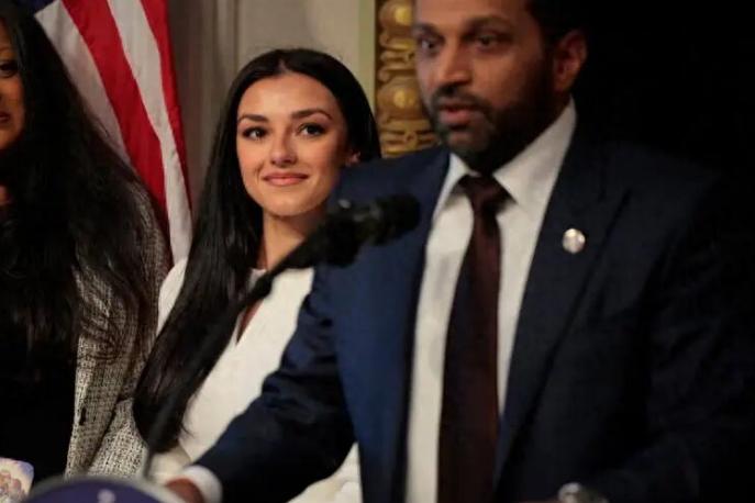 六千万美元的情人航班，这一幕让美国人沉默了美国人这回是真的被自己的FBI局长