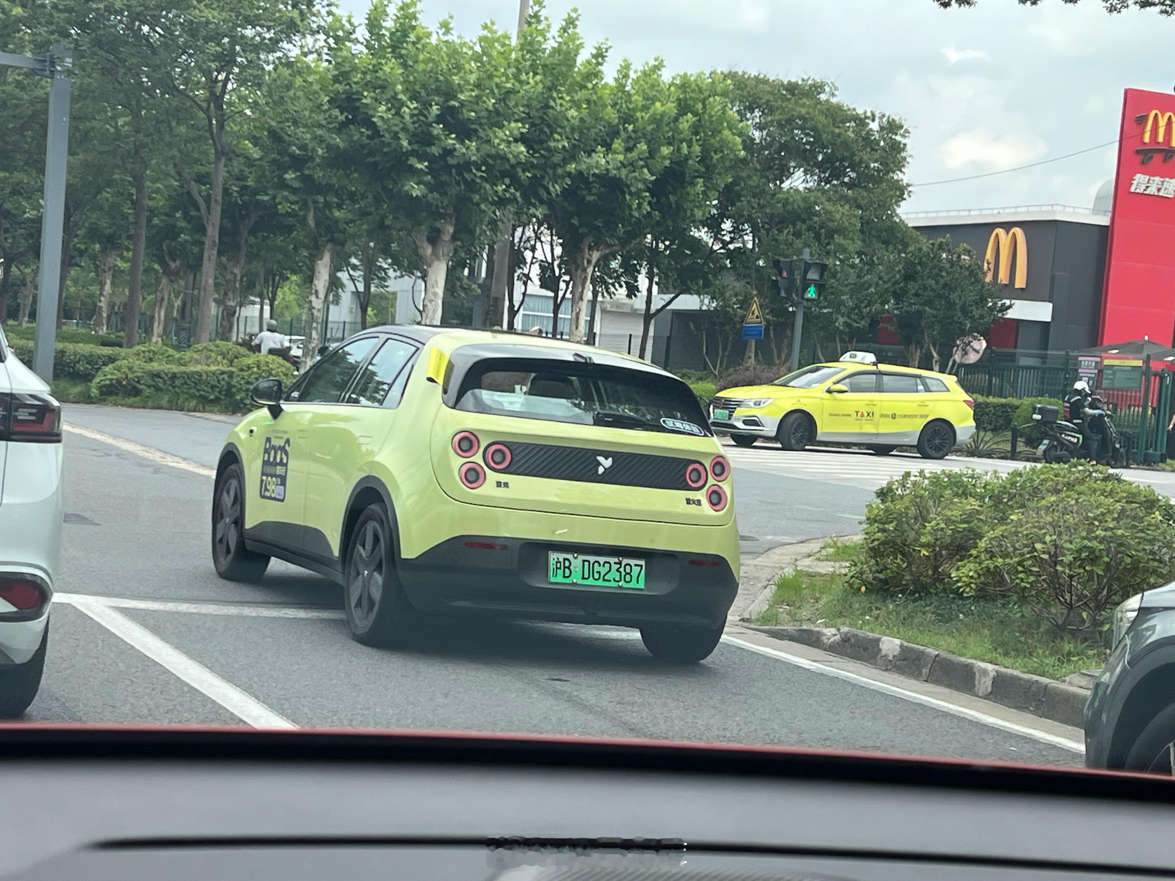 路遇萤火虫试驾车，跟乐道一样，也直接把租电车价贴在了车门上，挺好的，至少让人知道