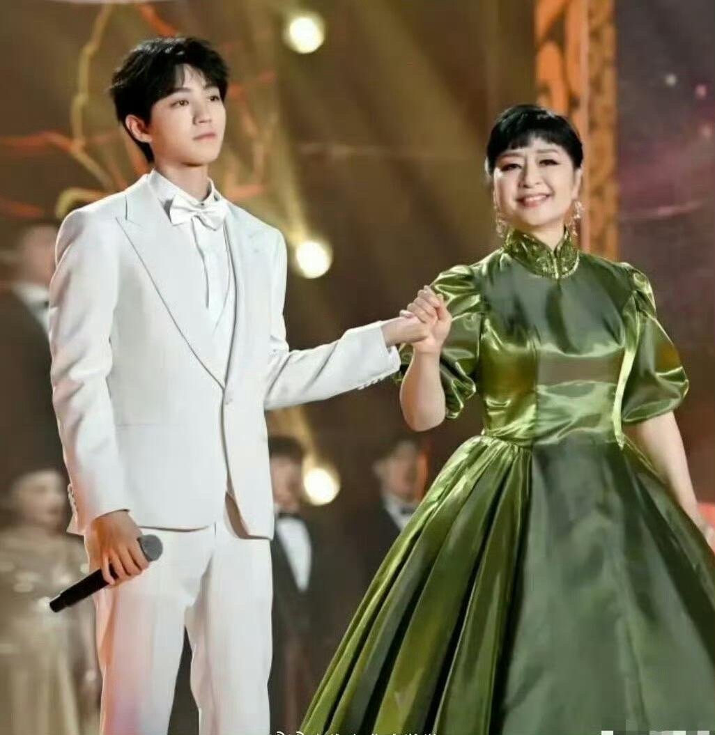 真的笑不活了，谁教王俊凯这么牵女士的手…​​​