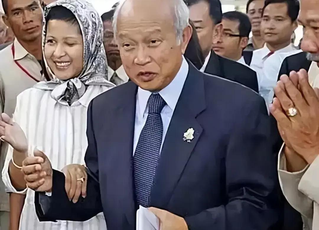 柬埔寨的奥波拉王妃真是了不起，出了车祸后，一只眼睛睁不开，居然还能笑得出来，满面