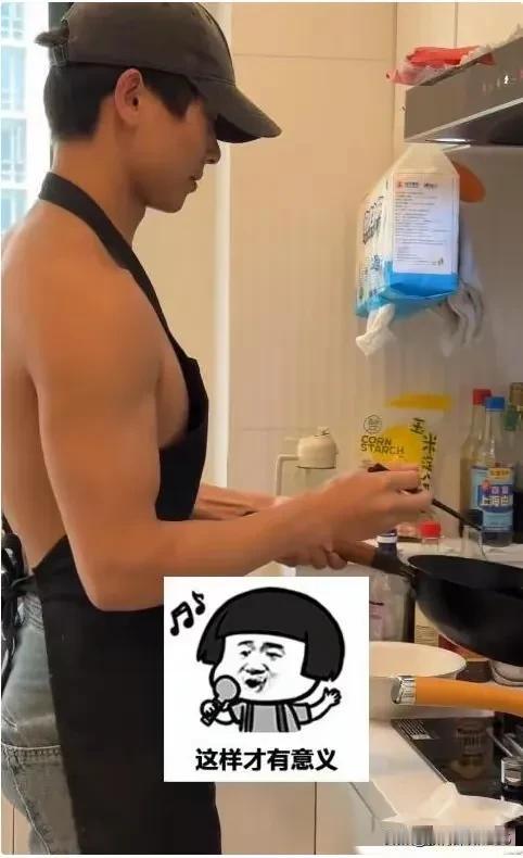 上海那个37岁的富婆，花500元请男保姆，要求脱衣做一顿饭的事，后面隐含的东西你