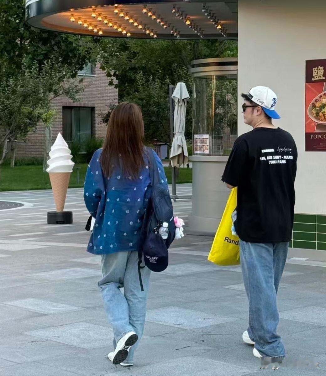 41岁陈赫和老婆张子萱现身河北阿那亚逛街约会，夫妻俩的穿衣打扮年轻时尚。张子萱的