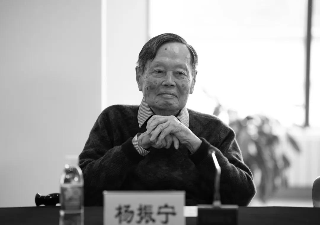 为啥我们欠杨振宁一个道歉？网友：堪比牛顿和爱因斯坦的人物！就凭杨振宁反对中国花