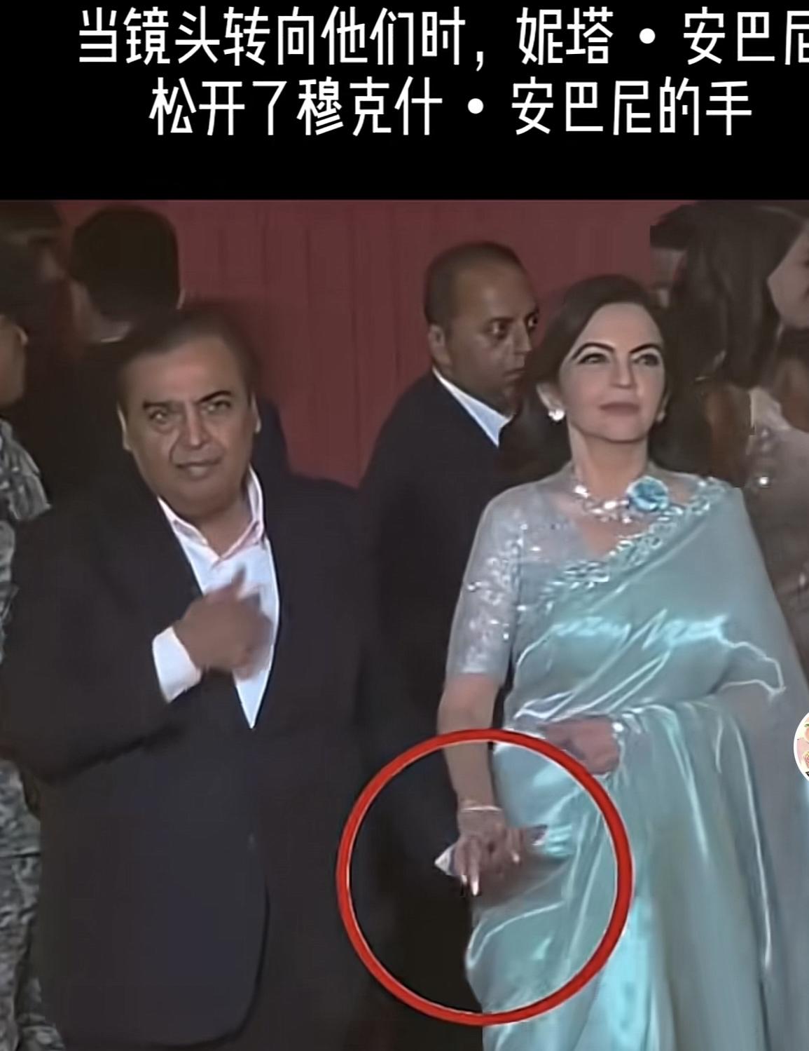 妮塔可真双标！印度首富家的这个妮塔，跟高种姓明星贴身跳舞，可自己老公想牵个手