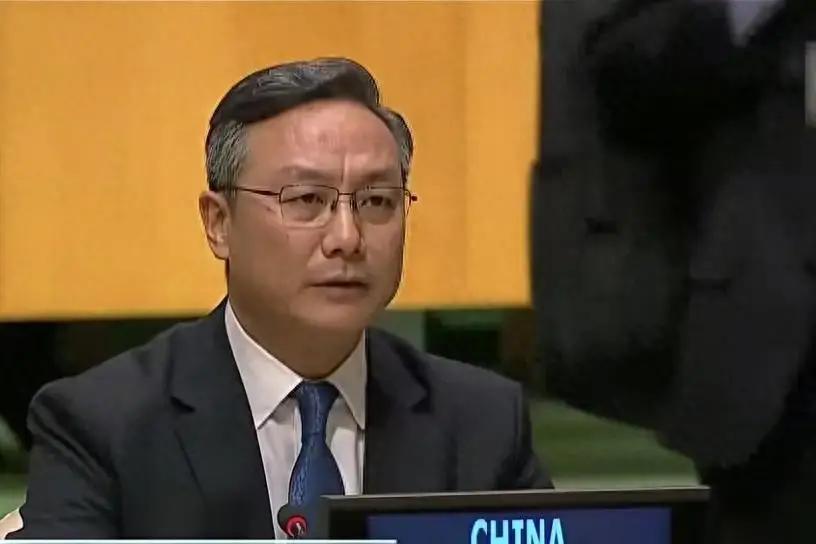 联合国大会现场直接炸锅了！中国大使当着各国代表的面，把六个“人权判官”的老底一口