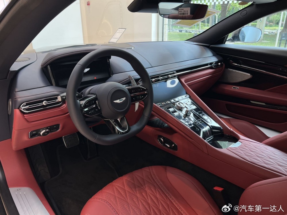 阿斯顿马丁DB12骑士灰/红内、这配色，这配置，谁不喜欢、谁不迷糊！​​​