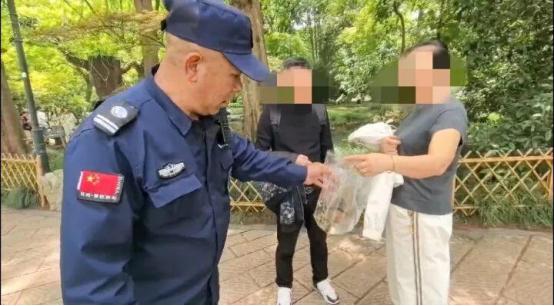 太没素质了！5月4日，杭州太子湾公园，一对中年夫妻在闲逛的途中突然将一只毛茸茸的