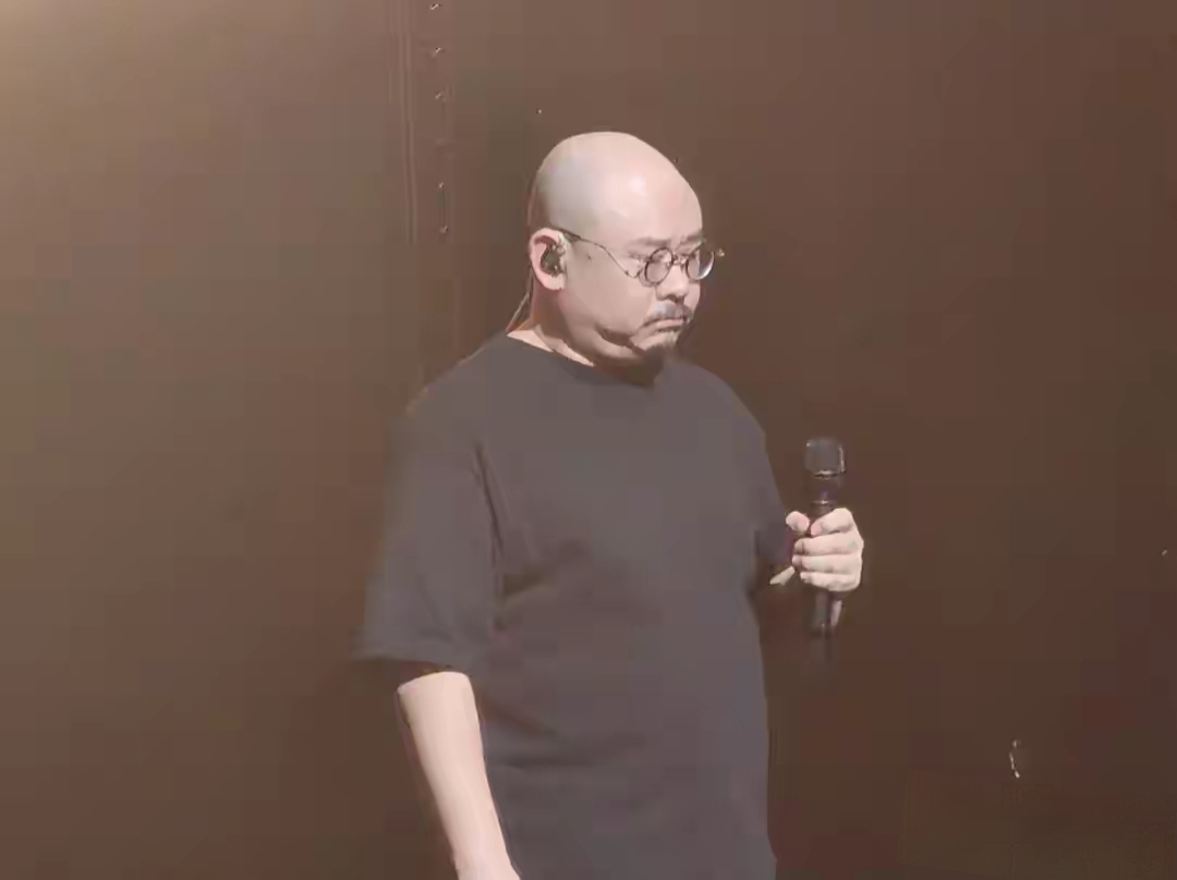 刀郎成都演唱会，没有伴舞、没有嘉宾、没有化妆、也没有演出服，但却令台下数万名歌迷