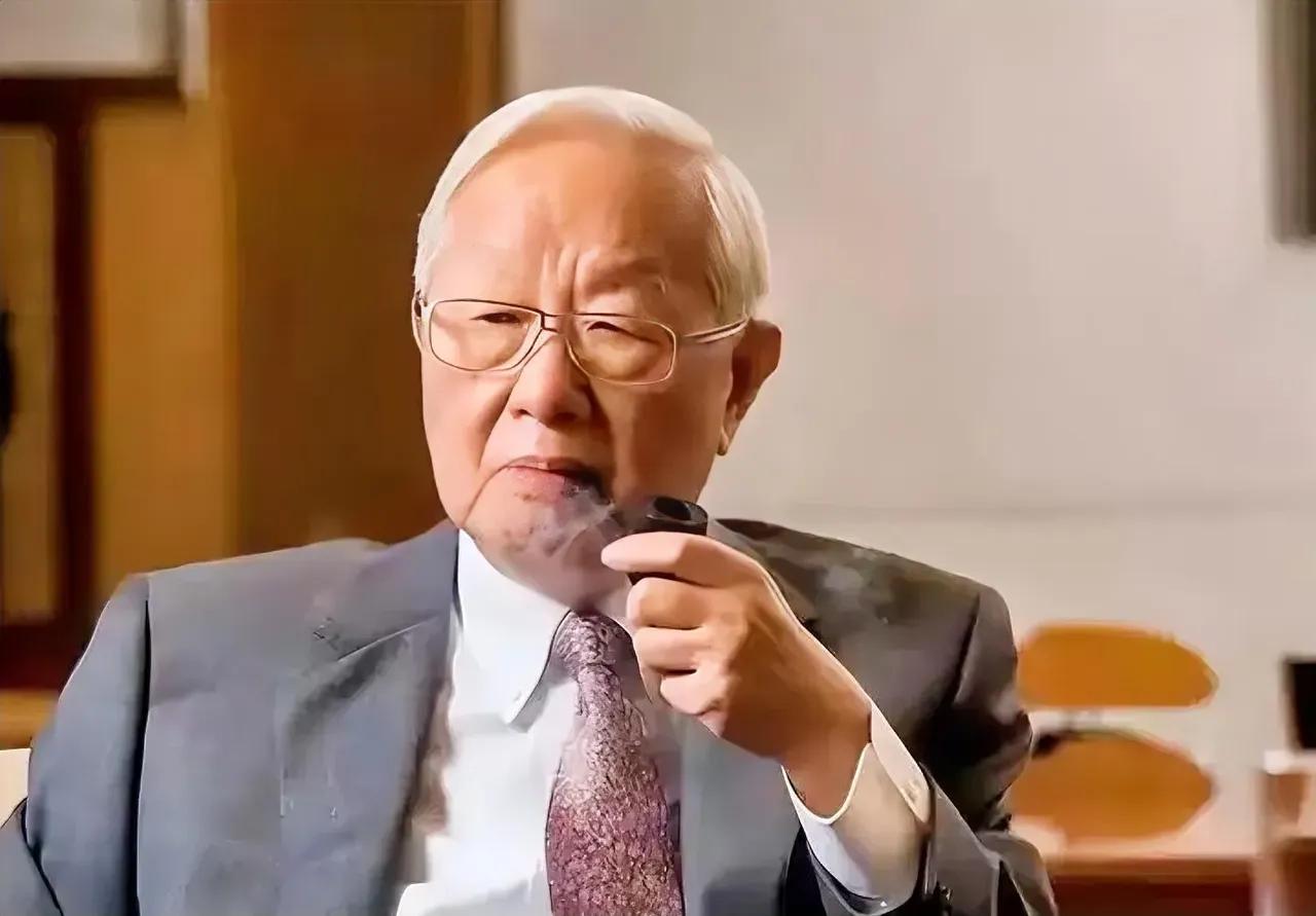 这是“半导体教父”张忠谋，那个曾傲慢地说，“我的国家美国，仍然是世界的希望，是世