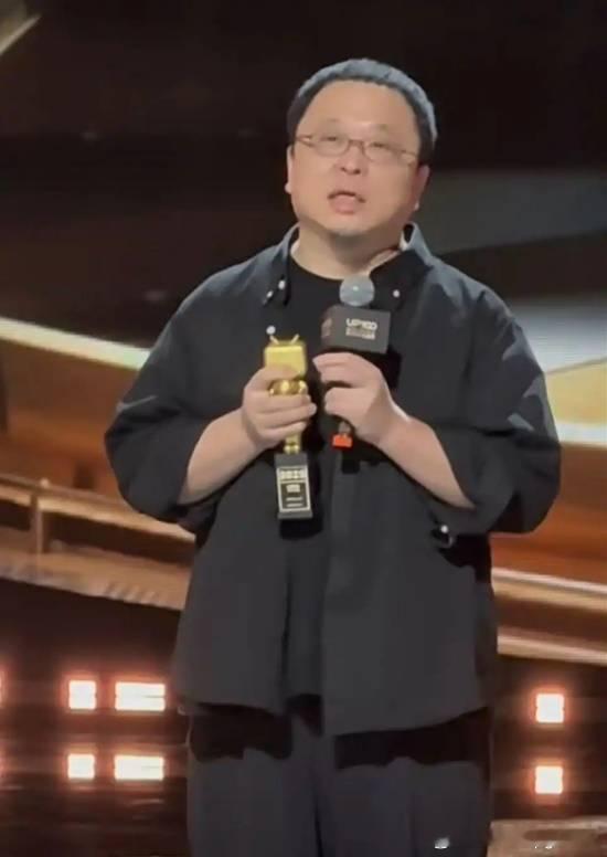 罗永浩被禁言后首亮相B站颁奖拒领终身成就奖据大河报报道，近日，罗永浩于谦拒领终