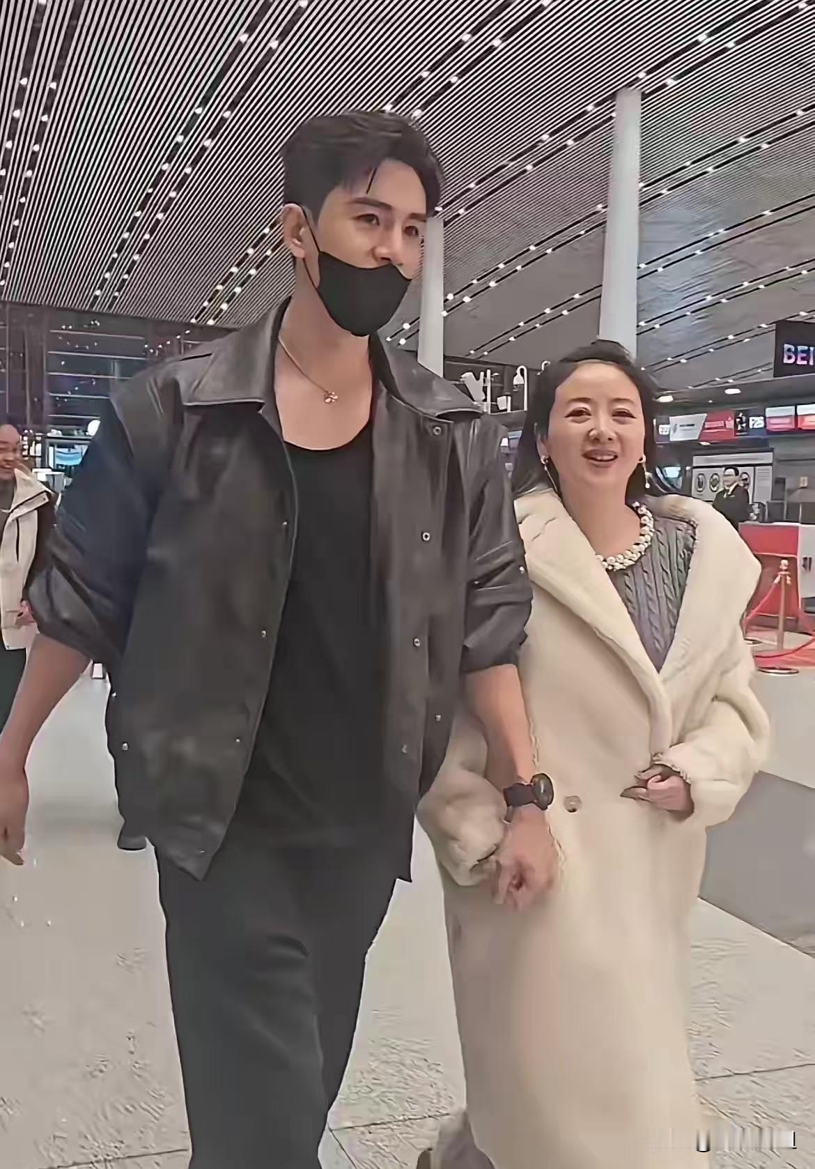 我算过姐弟恋的账，以为女方图年轻有面子，也以为男方图钱少奋斗。实在没想到，