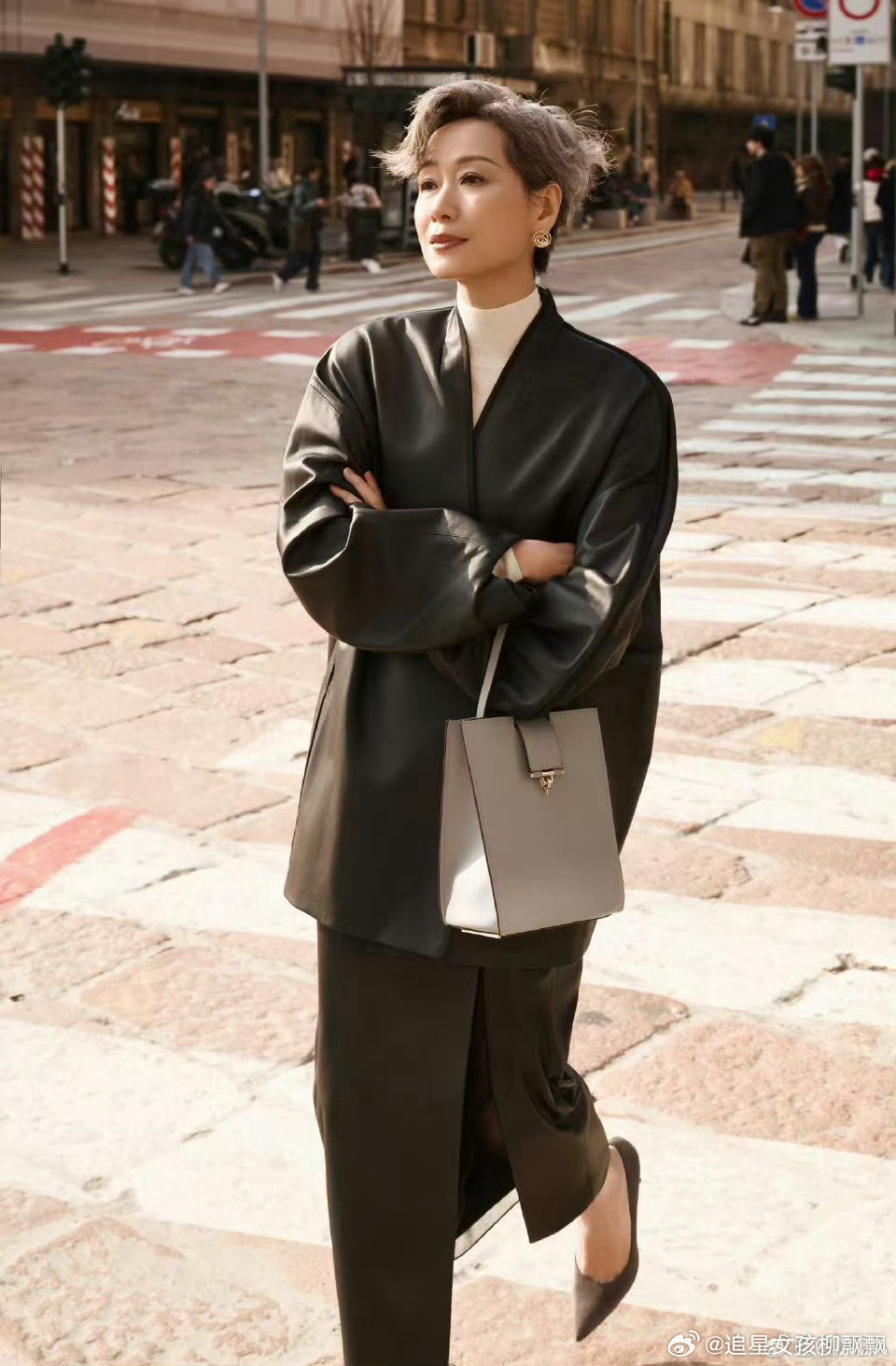 哇偶，居然63岁了，时间真快呀。但真的一点也看不出来。这精气神，这皮肤状态。叶童