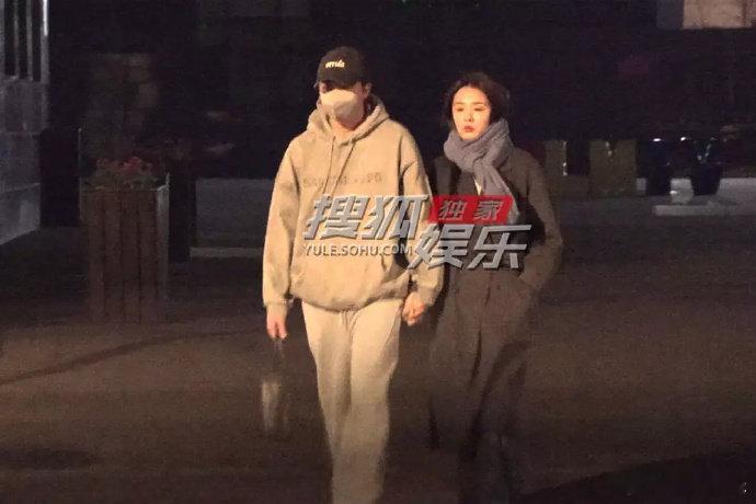 俞灏明王晓晨牵手出行街头被拍十指紧扣，俞灏明贴心提包暖手，王晓晨神态松弛，老夫老