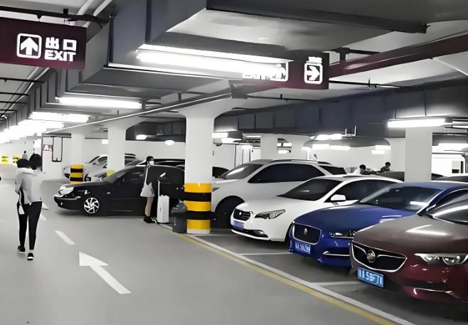 浙江杭州，黄女士午休时停了4个小时车，只超了40秒，就被要求按5小时收费，交了8