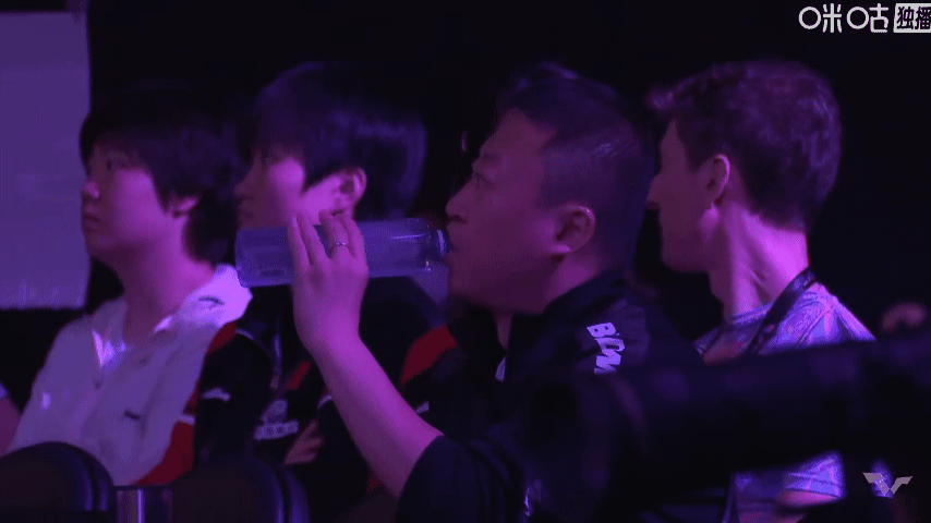 在看台上观看莎莎对阵石洵瑶的马琳指导、蒯曼、陈熠、徐奕、朱思冰[笑着哭]！前三局
