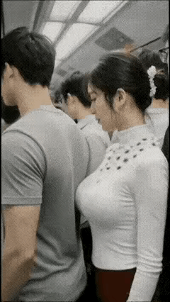 谁家的姑娘也不管管？小美女在大庭广众下大胆示好，脸红又雀跃，前面憨憨男孩愣是