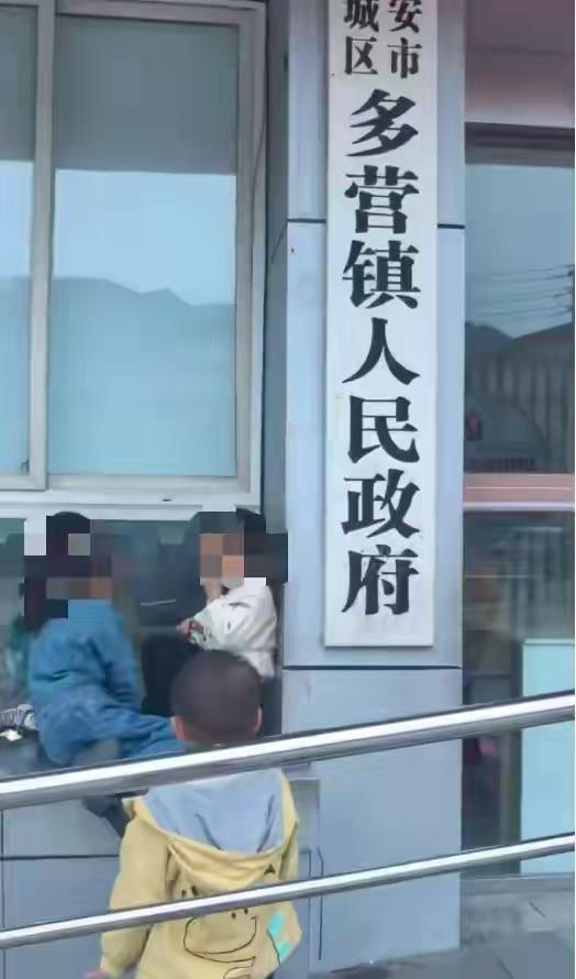 村居是自治委员会，只有乡镇以上才设置人民政府，所以乡镇是最基层的地方单位。如果乡