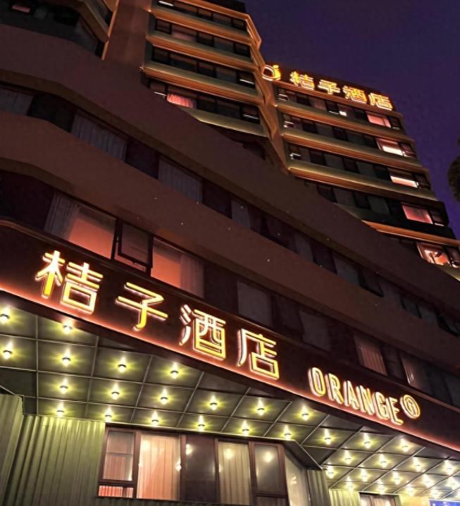 这不只是一次酒店维修意外，而是一场赤裸裸的“隐私入侵”背后，资方对普通人尊严的极