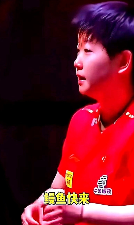 莎莎刚刚哭完，德华让莎莎和国旗合影，莎莎马上喊道：“鳗昱，鳗昱！”鳗昱听到后，立