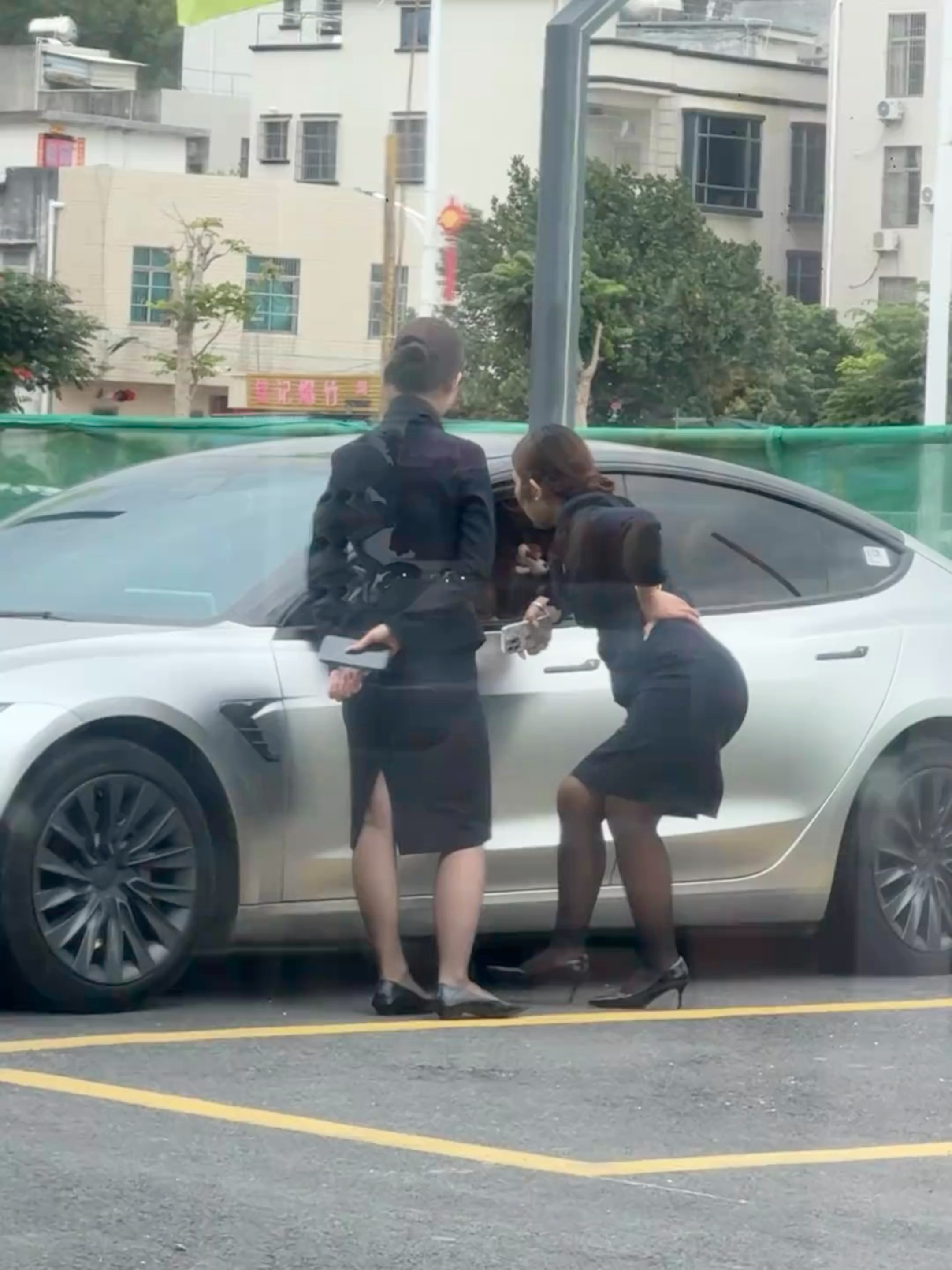 遇到帅哥就上，被他两这姿势笑死！