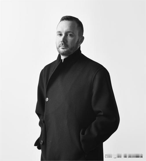 KimJones加盟波司登，引起了时尚界的广泛关注。他堪称时尚界“跨界与平衡