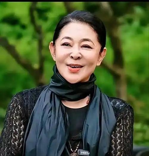 “这居然是倪萍？”倪萍在公园被人抓拍，照片一发出来，网友全炸了：“这哪还是当年舞