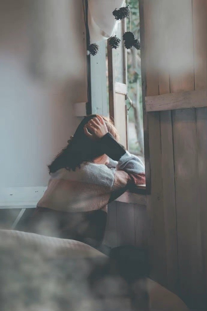 罗翔老师的这段话跟大家共勉：珍惜你的低谷，你会看到很多真相。时间能渡的都是愿意自