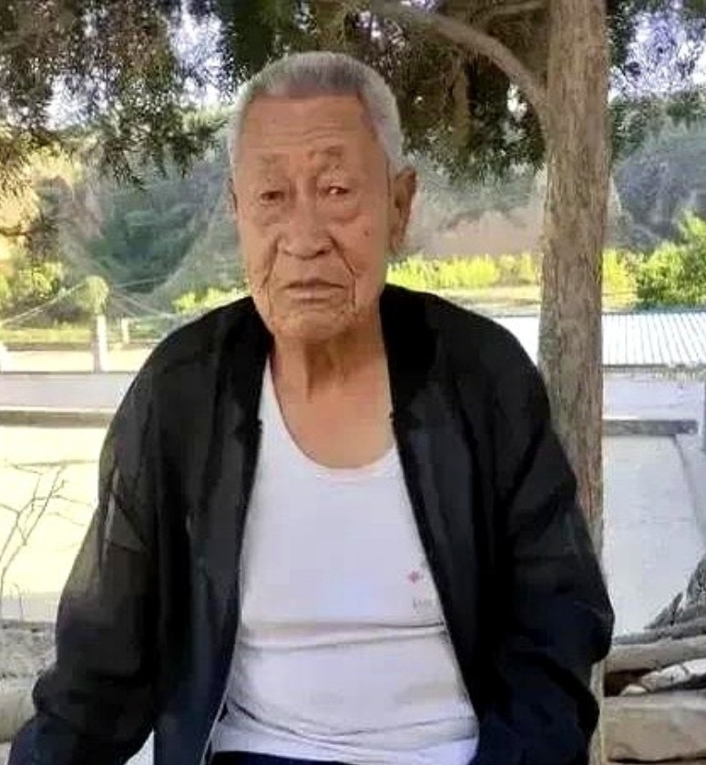前天，同事的母亲去世了，我和老公得知后立刻赶过去，行完礼，同事把我俩偷偷让到另一