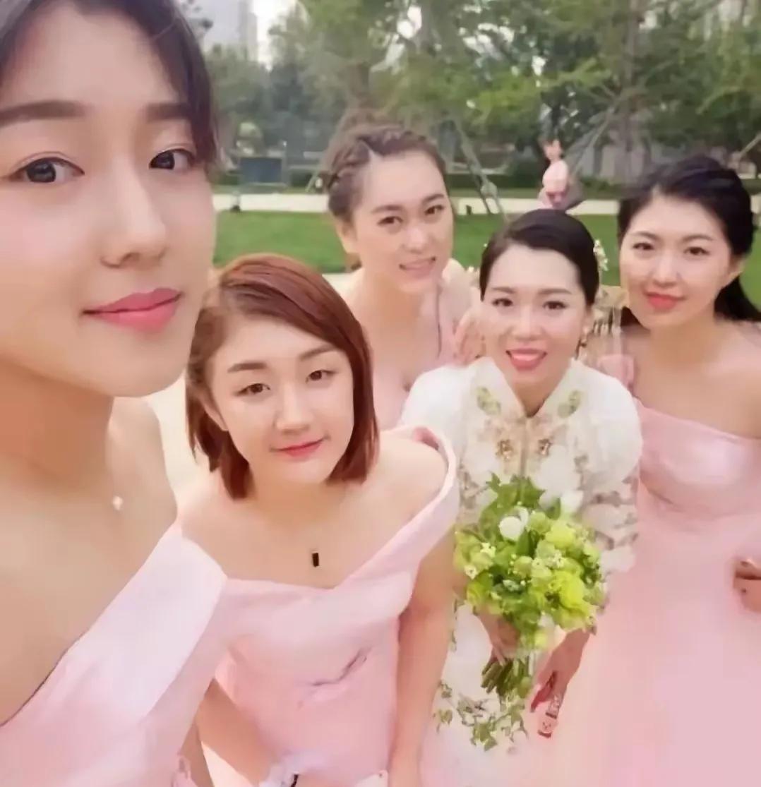李晓霞结婚，邀请陈梦当伴娘。这件往事，如今看来依然令人印象深刻。陈梦