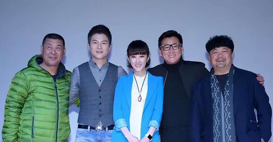 5位演员同框：我认出了穿着绿色羽绒服的侯传皋，头发帘齐眉的洪剑涛，气宇轩昂的国家