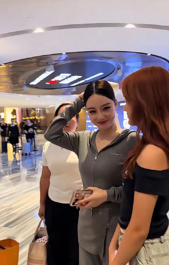 李小璐状态依旧很少女，冻龄感十足！甜馨真是暴风成长，身高都超过妈妈了，哪怕李小璐